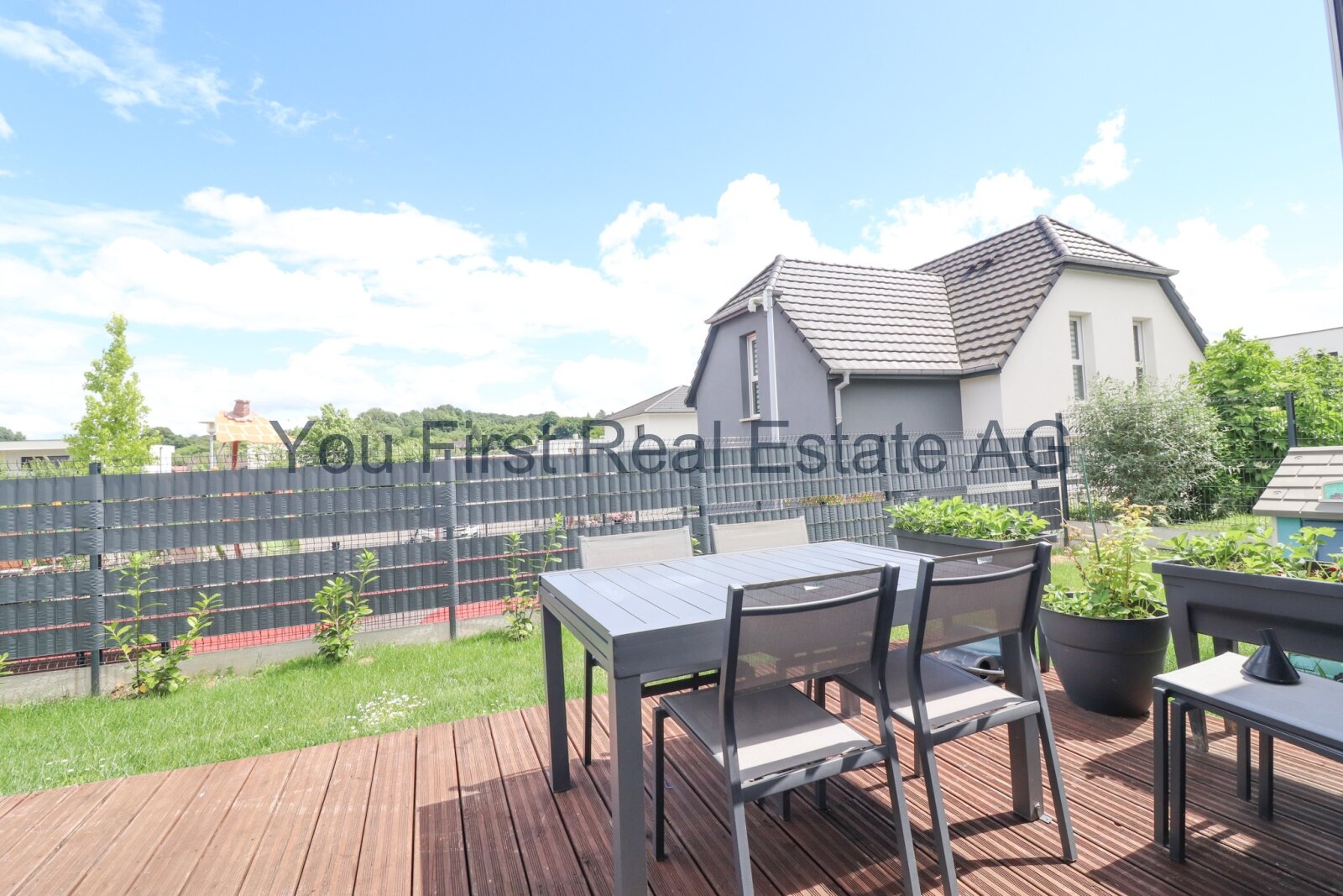 Neuwertiges Familienhaus mit Pool und Spielplatz