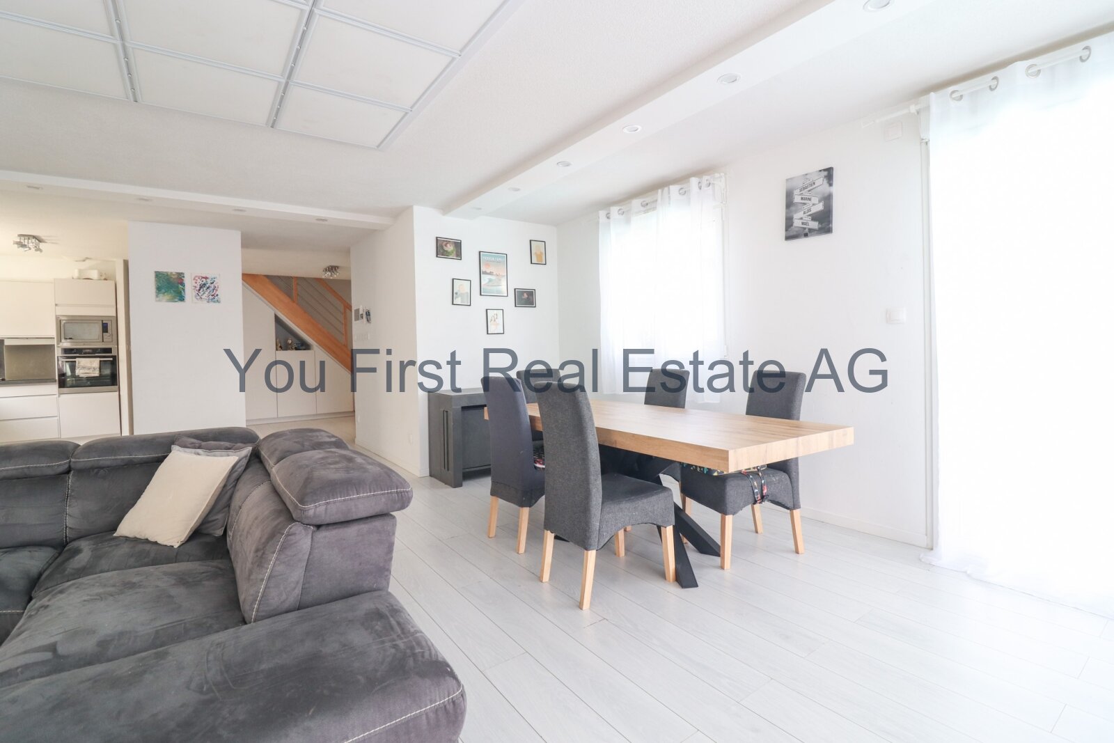 Neuwertiges Familienhaus mit Pool und Spielplatz