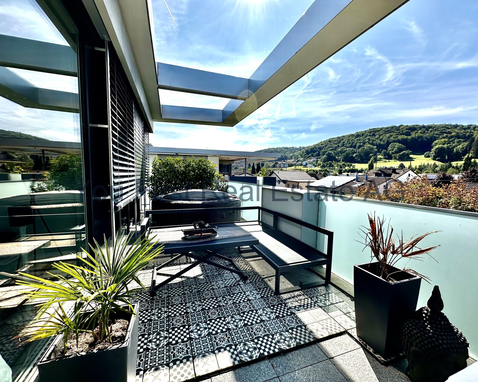 Traumhafte Attikawohnung mit Luxus und Weitblick