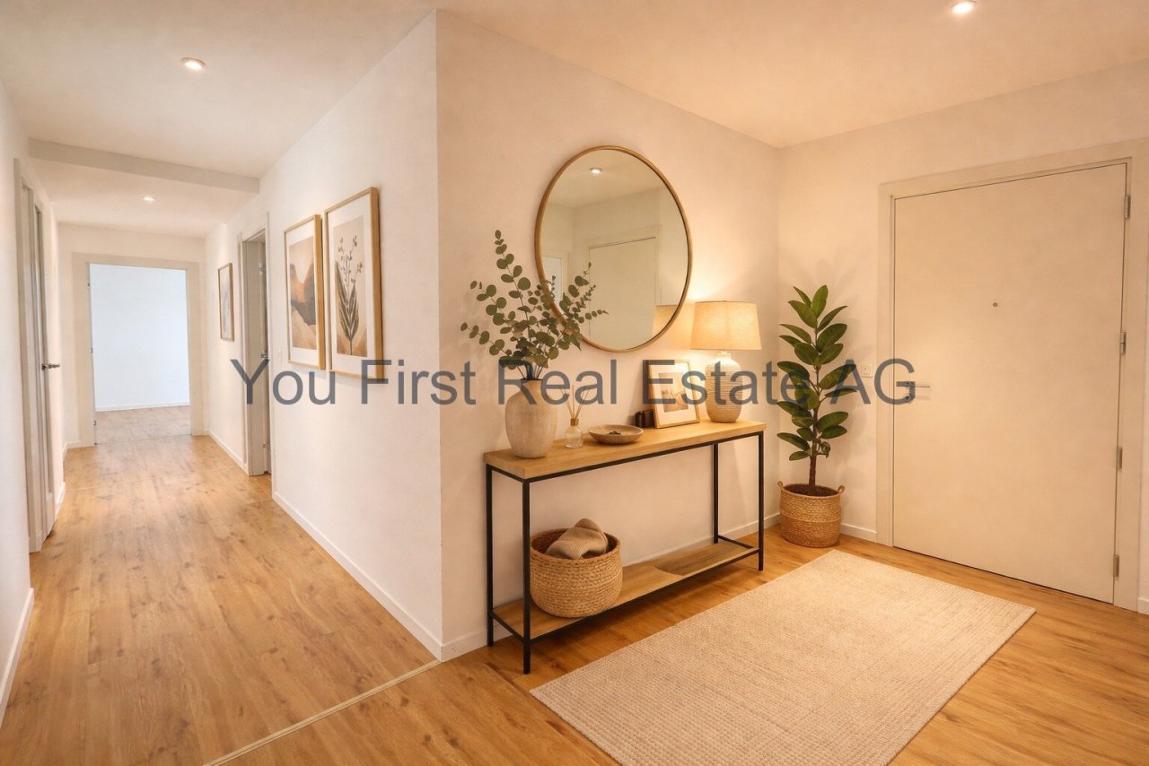 Heller Flur mit praktischer Raumaufteilung und hochwertigen Bodenbelägen