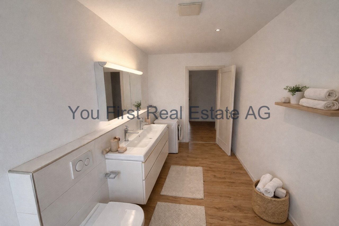 Modernes Badezimmer mit großem Doppelwaschtisch und praktischer Raumaufteilung