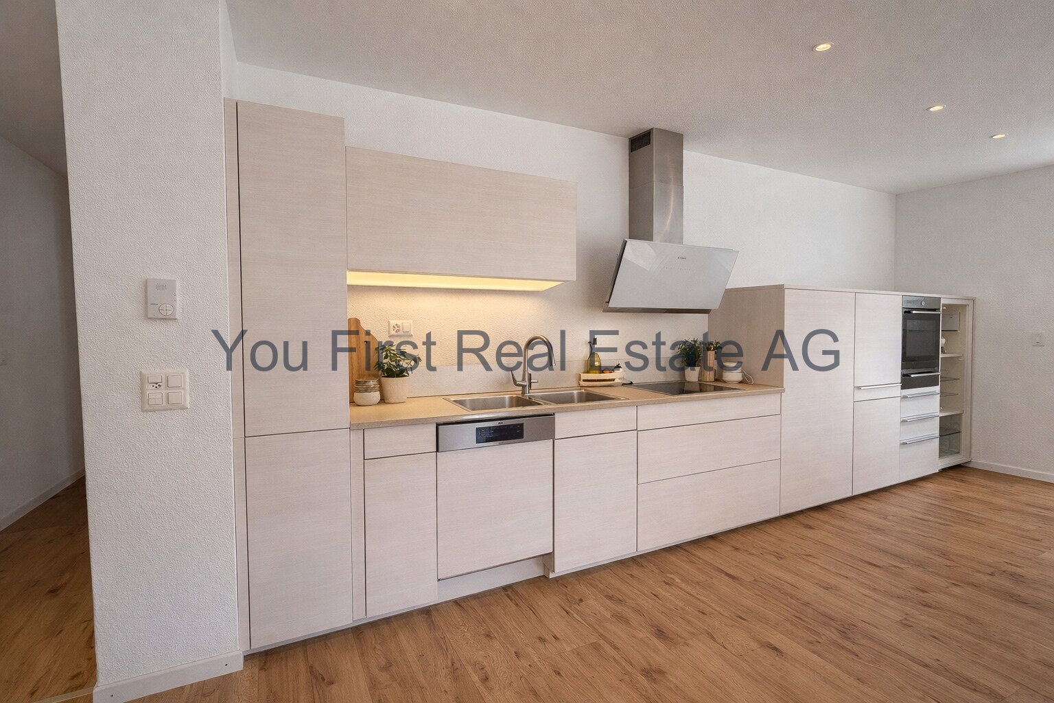 Moderne Küche mit hochwertiger Ausstattung und praktischer Arbeitsfläche