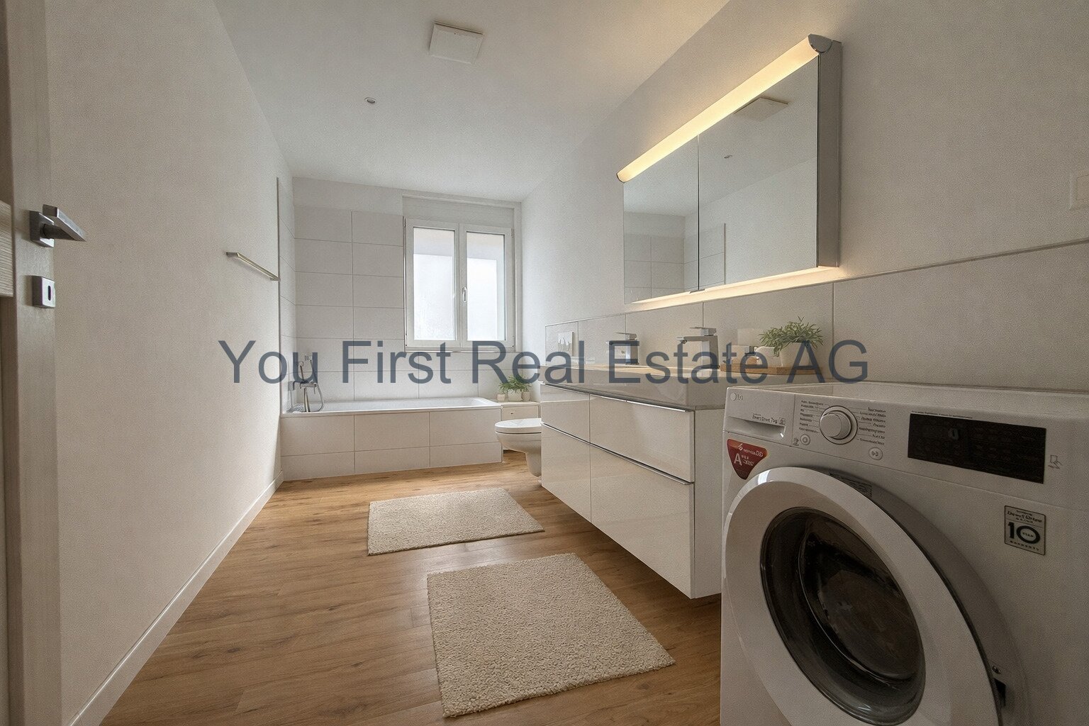 Modernes Badezimmer mit integrierter Waschmaschine und LED-Spiegelleuchte