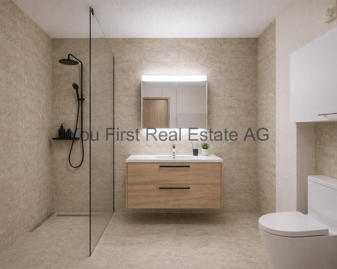 Modernes Badezimmer mit bodengleicher Dusche und Spiegelschrank mit LED-Beleuchtung