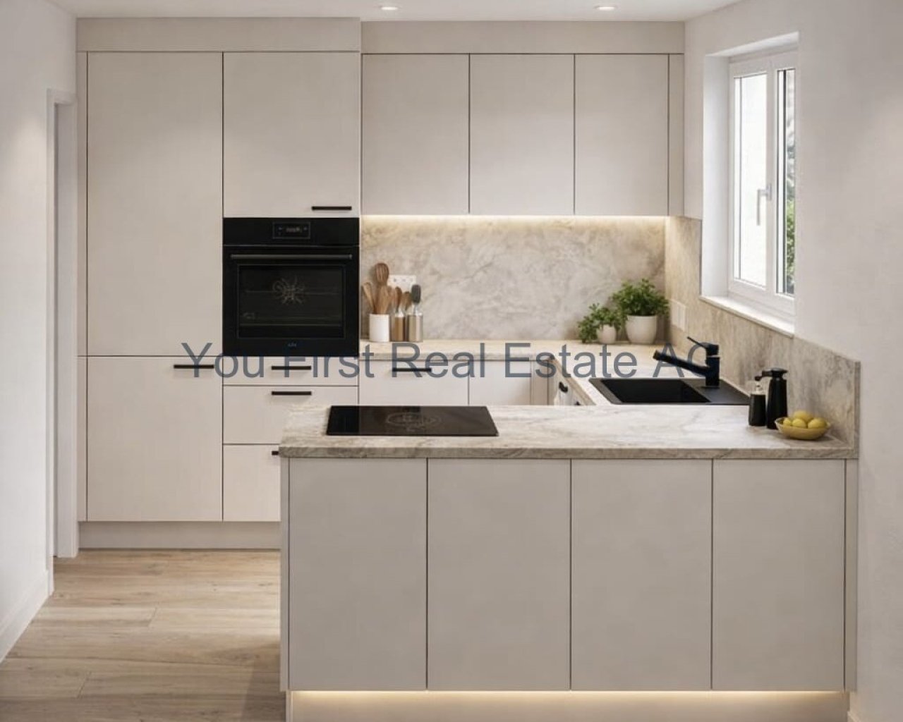 Moderne Küche mit Marmor-Rückwand und integriertem Backofen