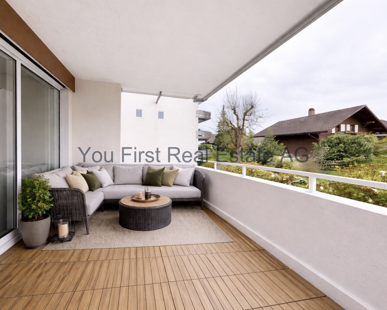 Terasse mit Markise und freiem Ausblick ins Grüne