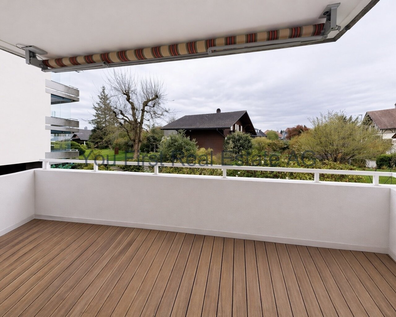Terrasse mit motorisierter Markise und freiem Grünblick