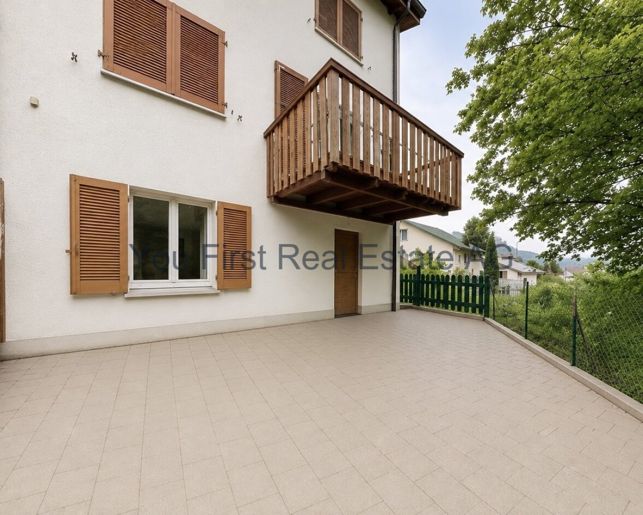 Terrassenbereich mit hochwertiger Flächengestaltung und Balkonanbau