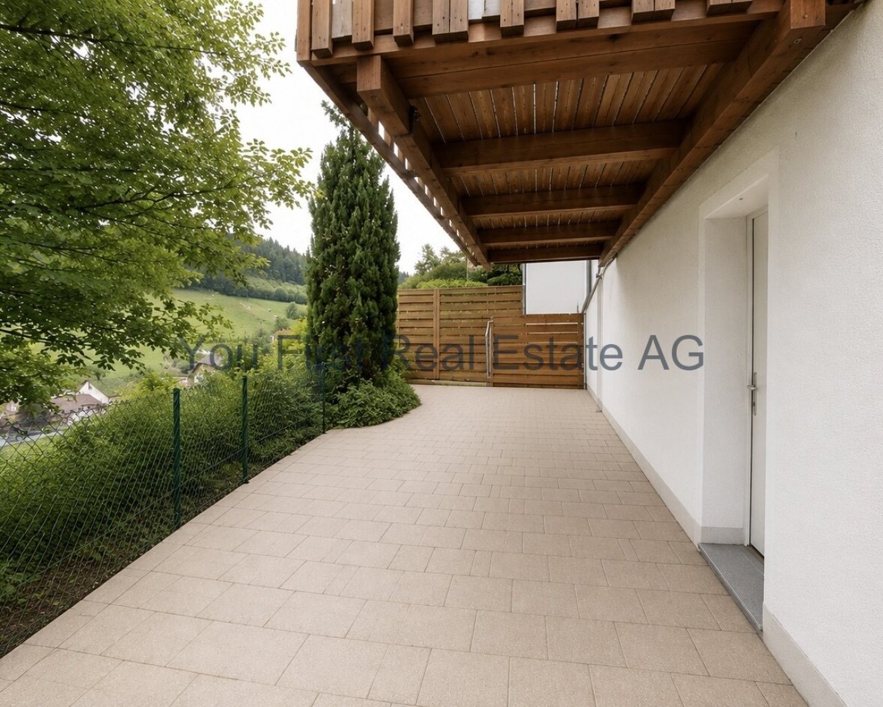 Überdachte Terrasse mit Panoramablick auf die Landschaft