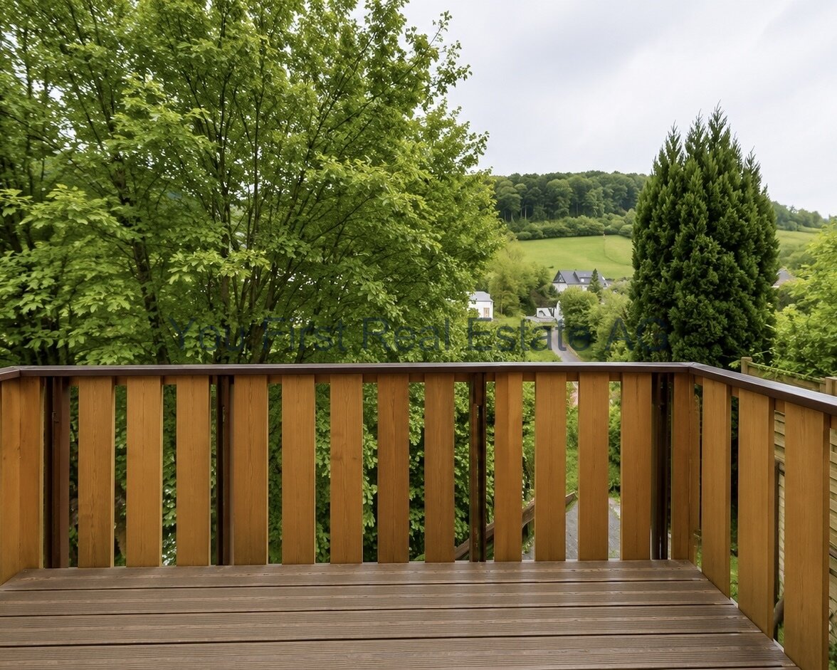 Moderne Holzterrasse mit weitem Ausblick ins Grüne