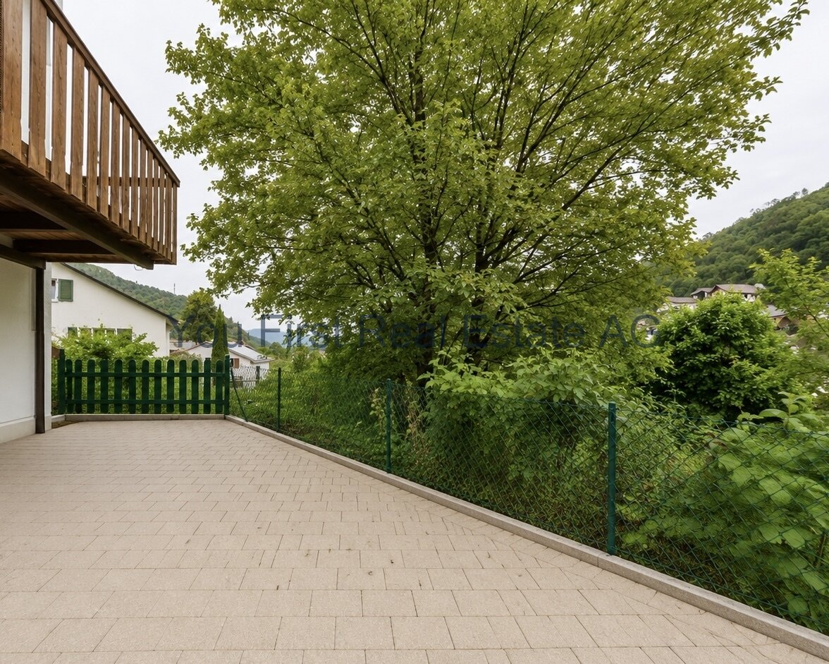 Terrassenfläche mit Natursteinbelag und Panoramablick ins Tal