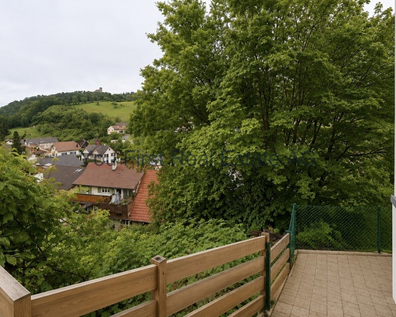 Terrassendeck mit malerischem Talblick und modernem Holzgeländer