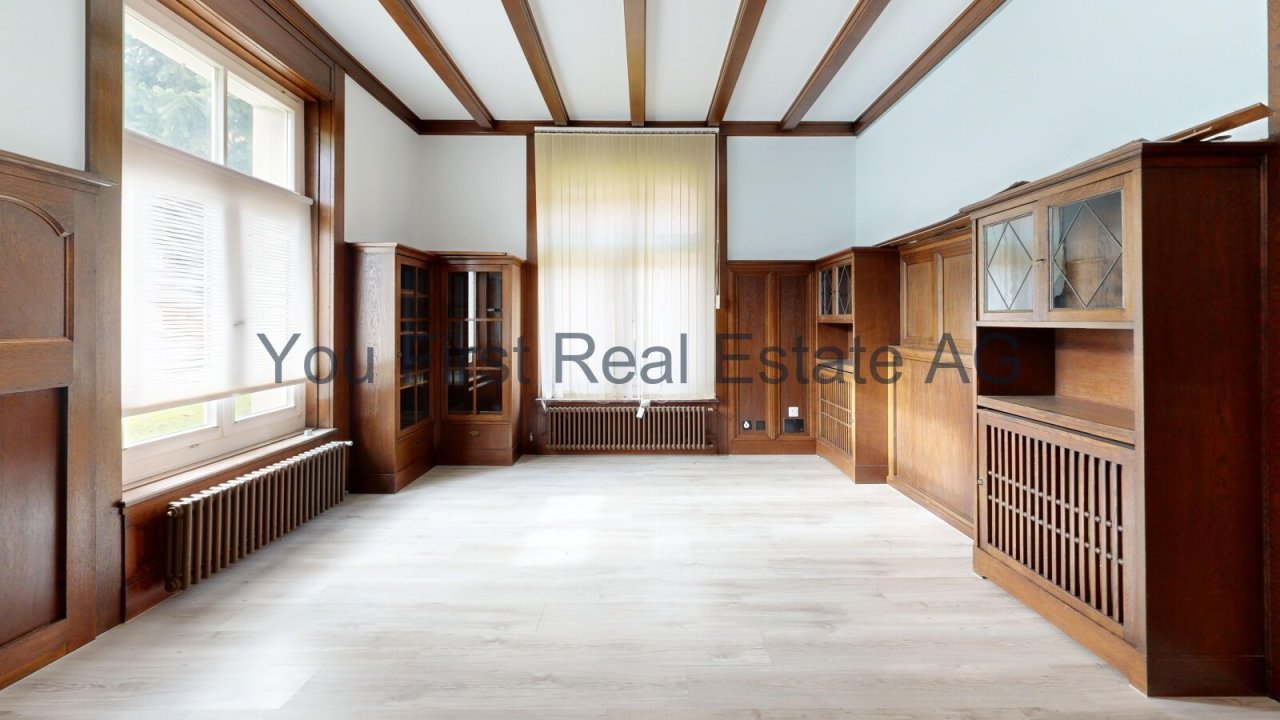 Edles Wohnzimmer mit Kassettendecke und umlaufenden Holzeinbauten