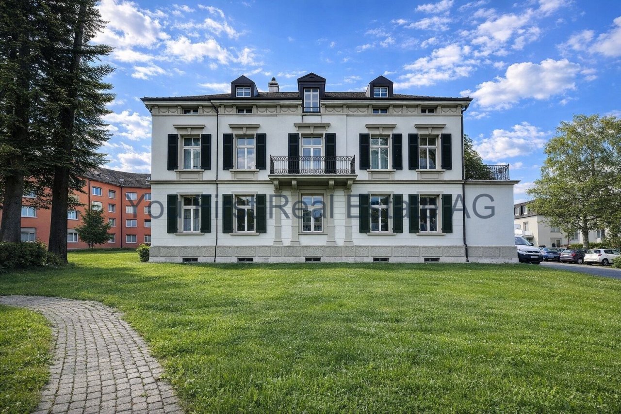 Klassizistische Stadtvilla mit charaktervoller Mansardendacharchitektur und repräsentativer Fensterfront