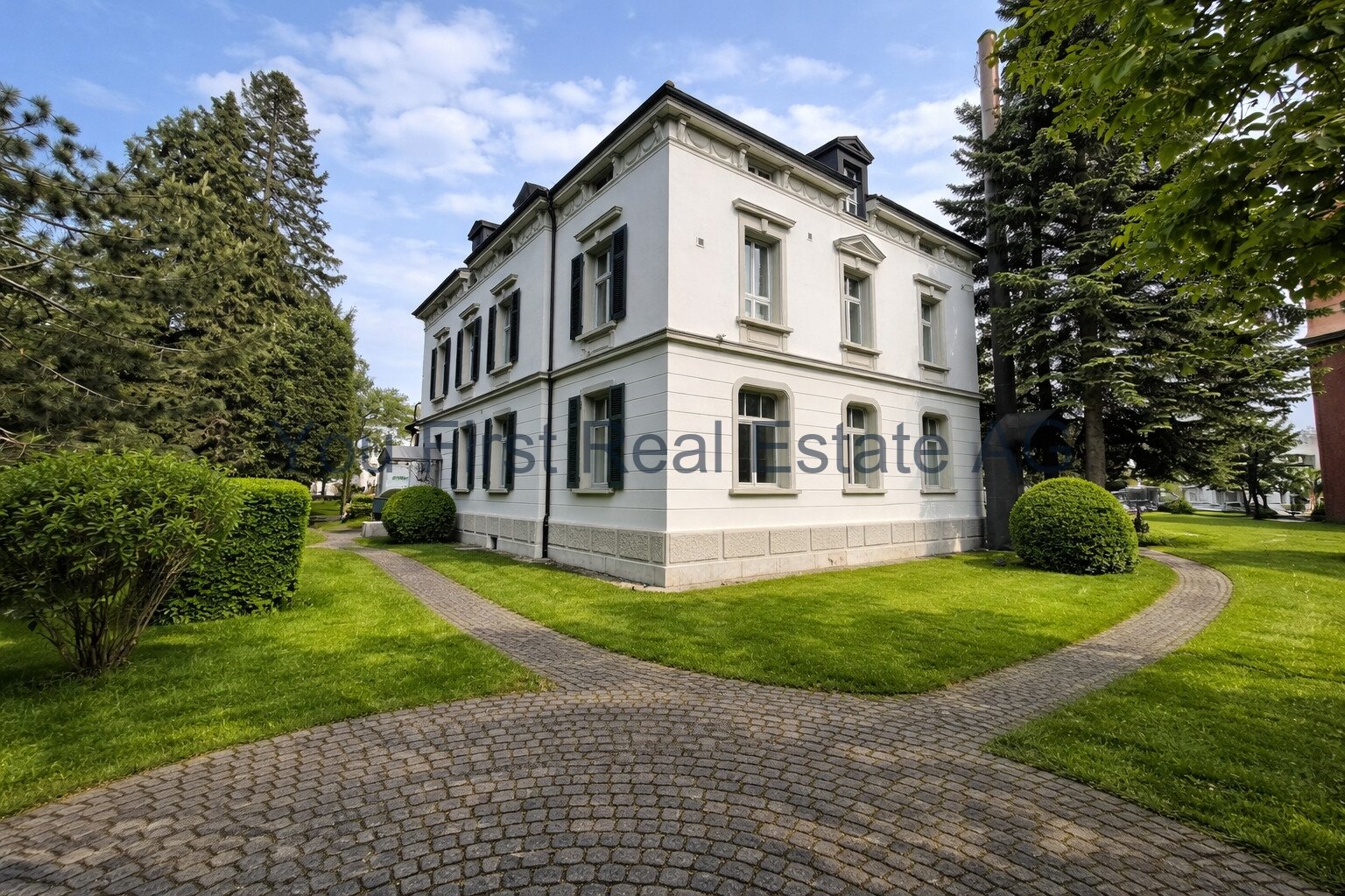 Klassizistische Stadtvilla mit aufwendig gestalteter Fassadenarchitektur und repräsentativen Proportionen