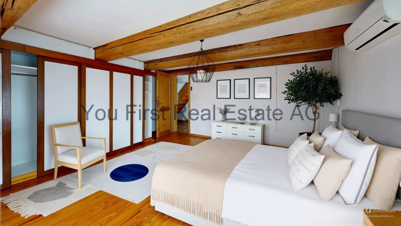 Elegantes Schlafzimmer mit Sichtbalkendecke und begehbarem Einbauschrank