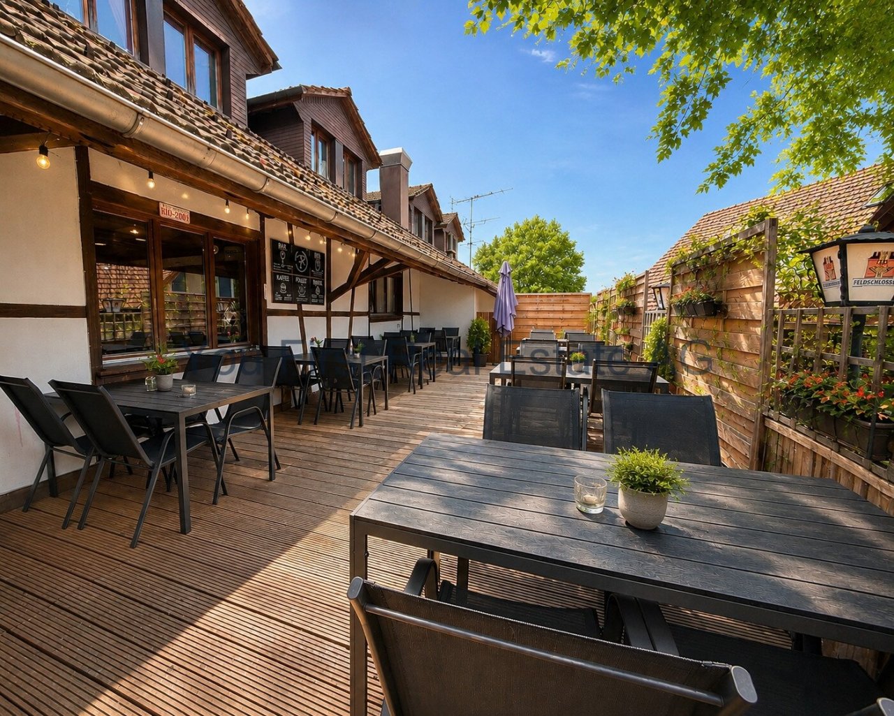 Gemütliche Terrasse mit einladender Sitzgelegenheit und stilvoller Holzgestaltung