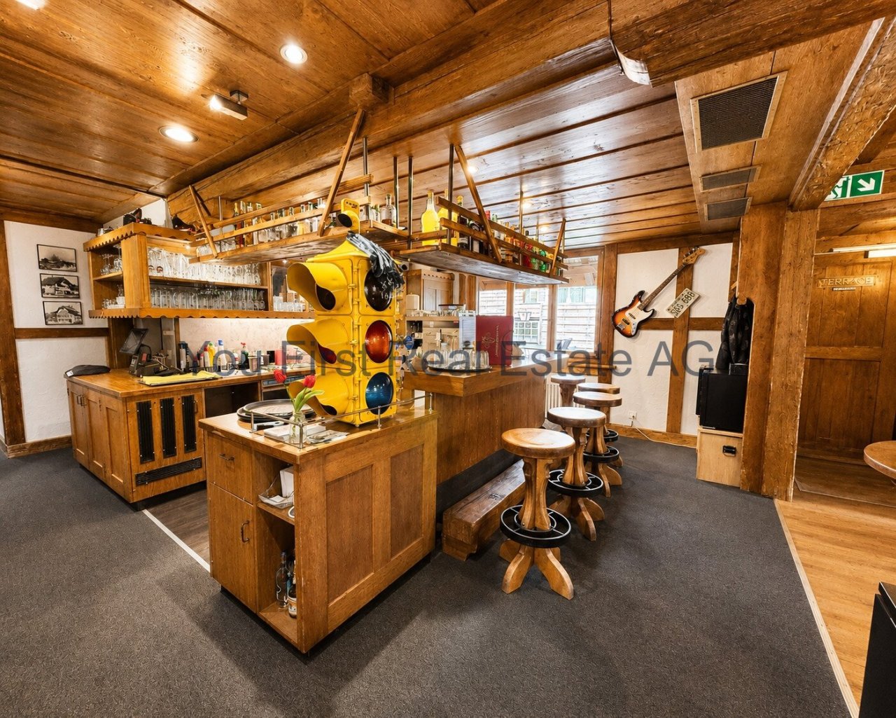 Loft-Raum mit Holzbalkendecke und offener Raumgestaltung