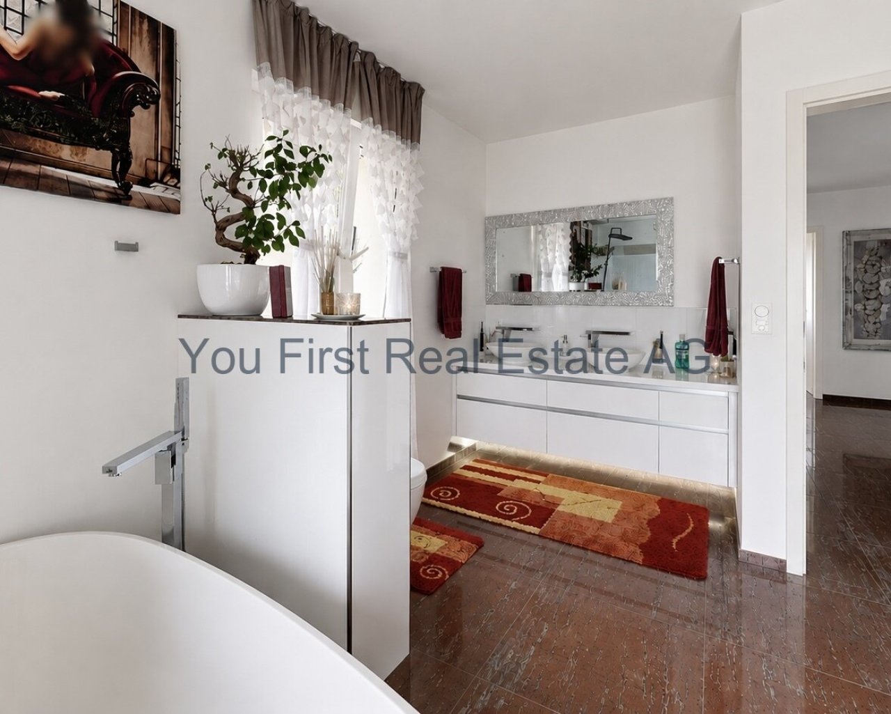 Modernes Badezimmer mit Doppelwaschtisch und begehbarer Dusche