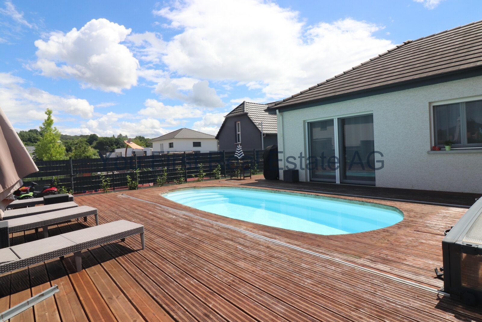 Neuwertiges Familienhaus mit Pool und Spielplatz 