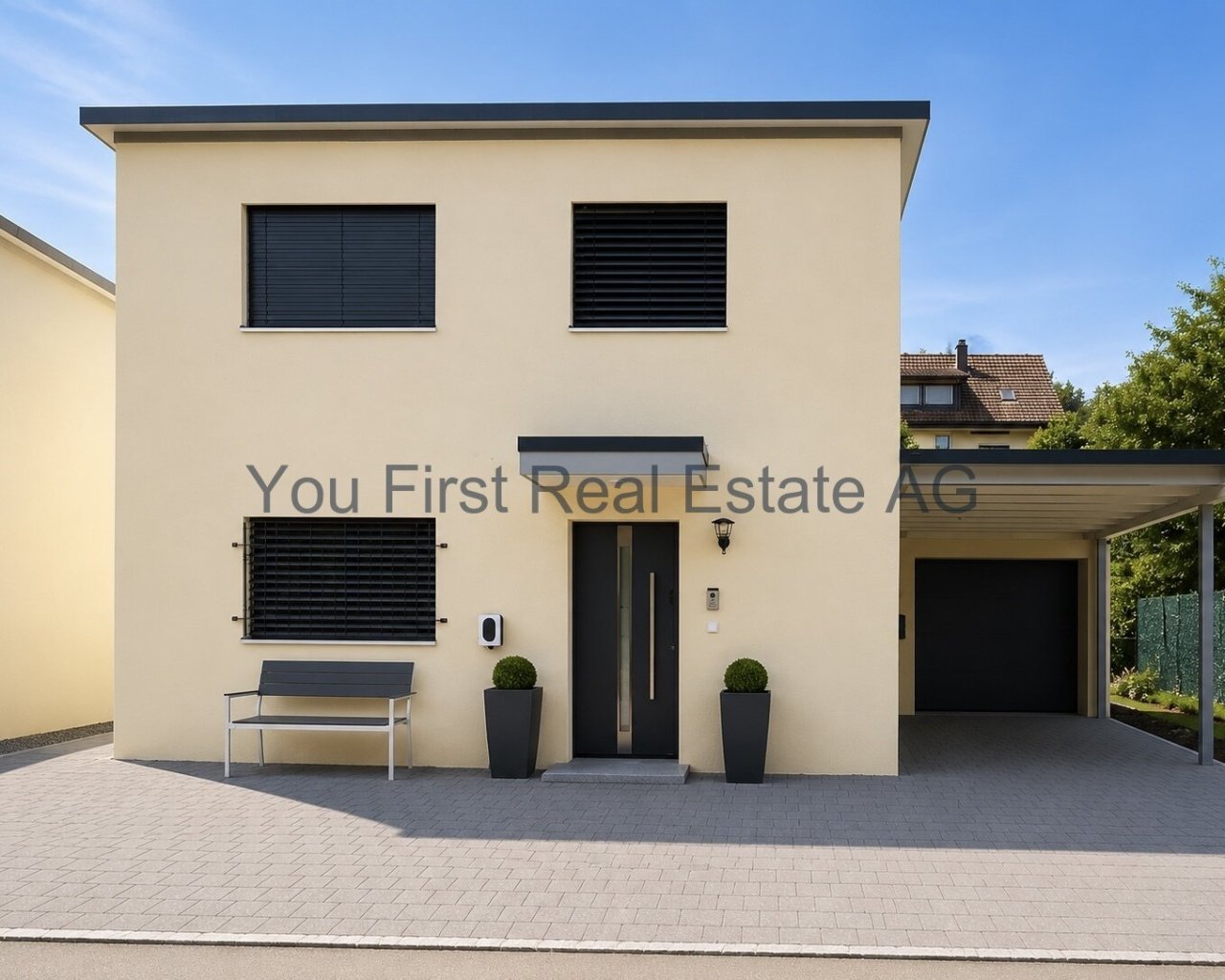 Moderne Fassade mit intelligenter Fenstergestaltung und integrierter Carport-Lösung