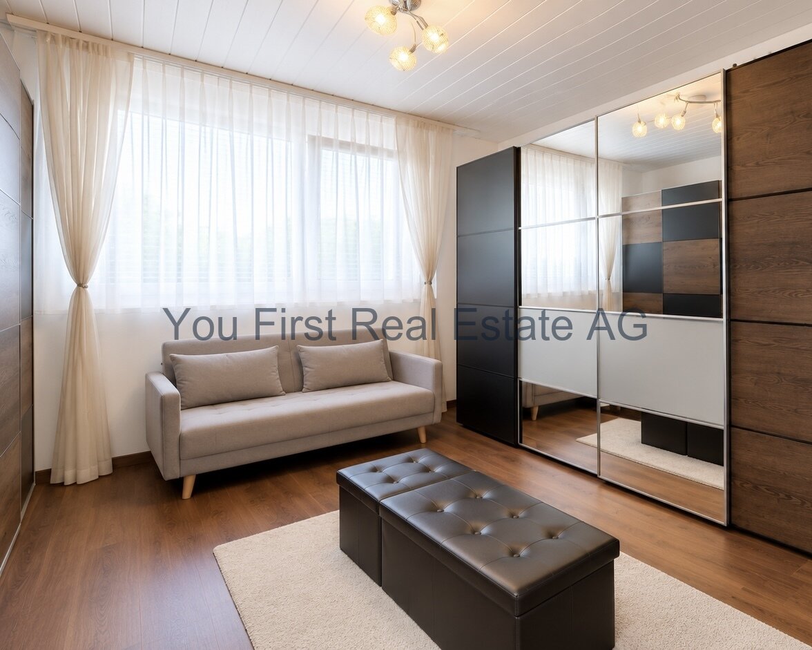 Schlafzimmer mit begehbarem Kleiderschrank und Spiegelschiebetüren