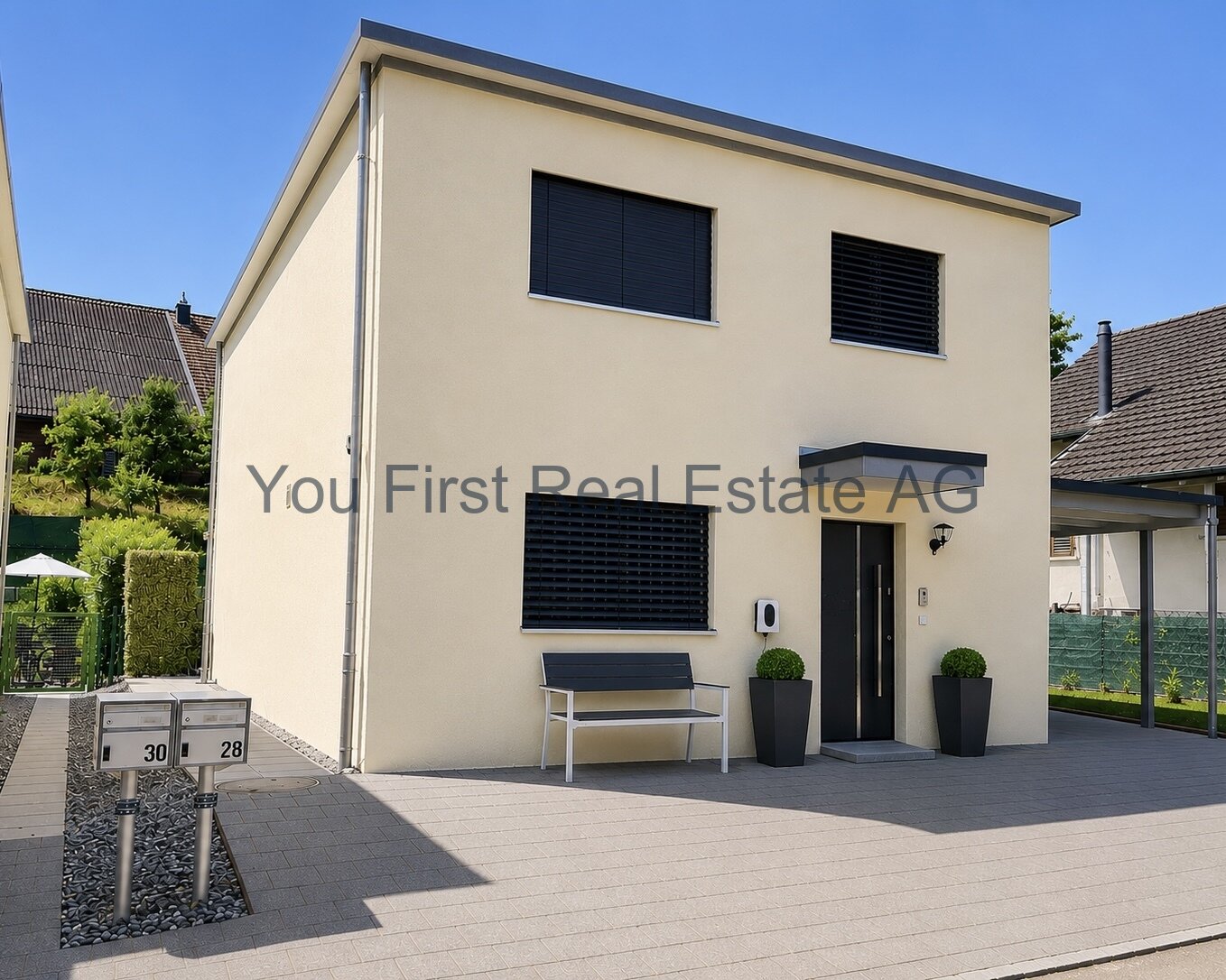 Moderne Fassade mit intelligenter Fenstergestaltung und durchdachtem Eingangsbereich