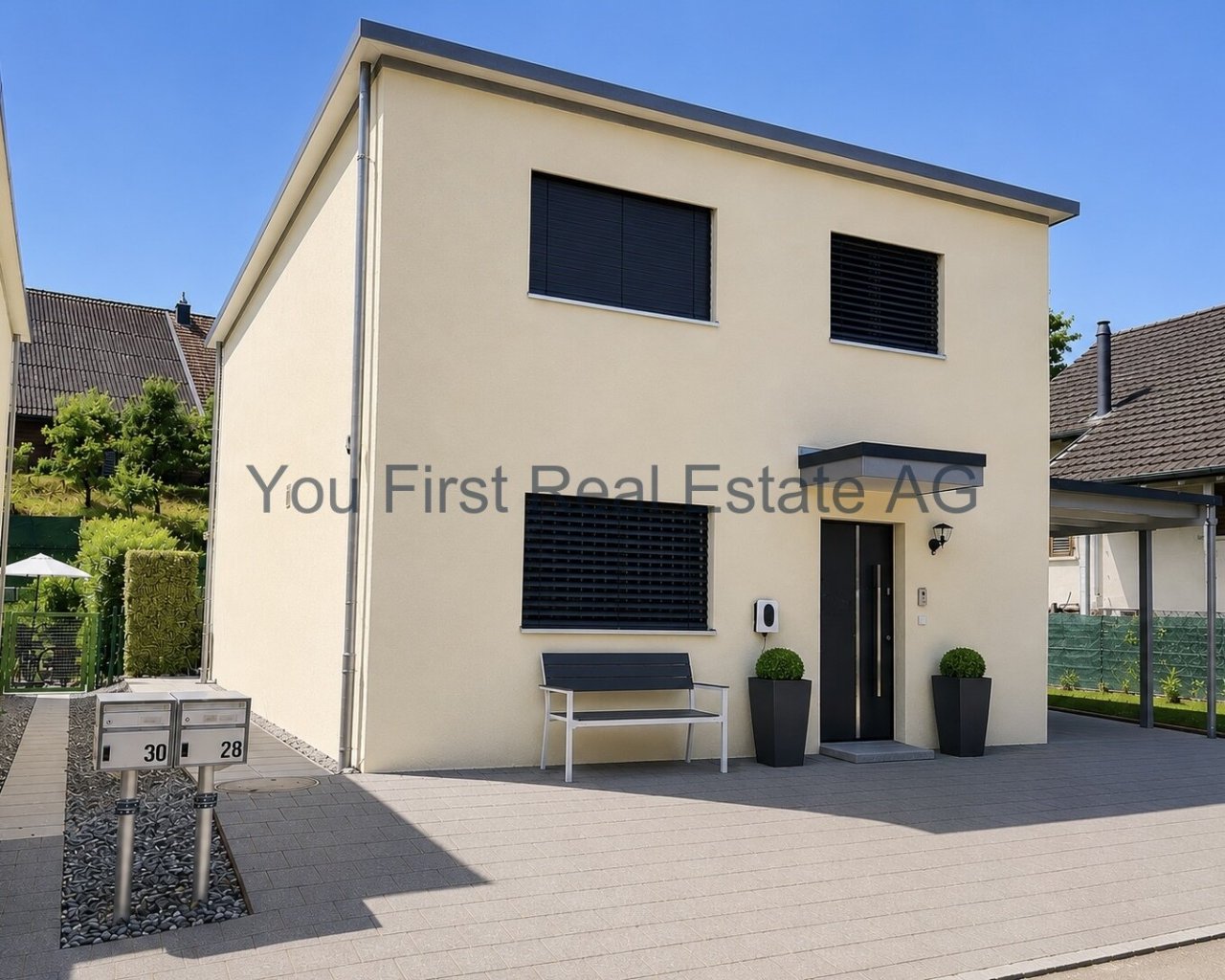 Moderne Fassade mit intelligenter Fenstergestaltung und durchdachtem Eingangsbereich