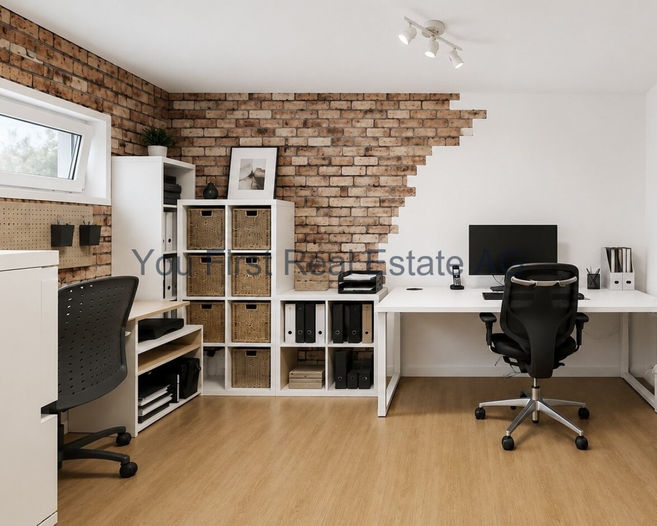 Modernes Arbeitszimmer mit Ziegelakzentwand und intelligenter Stauraum-Integration