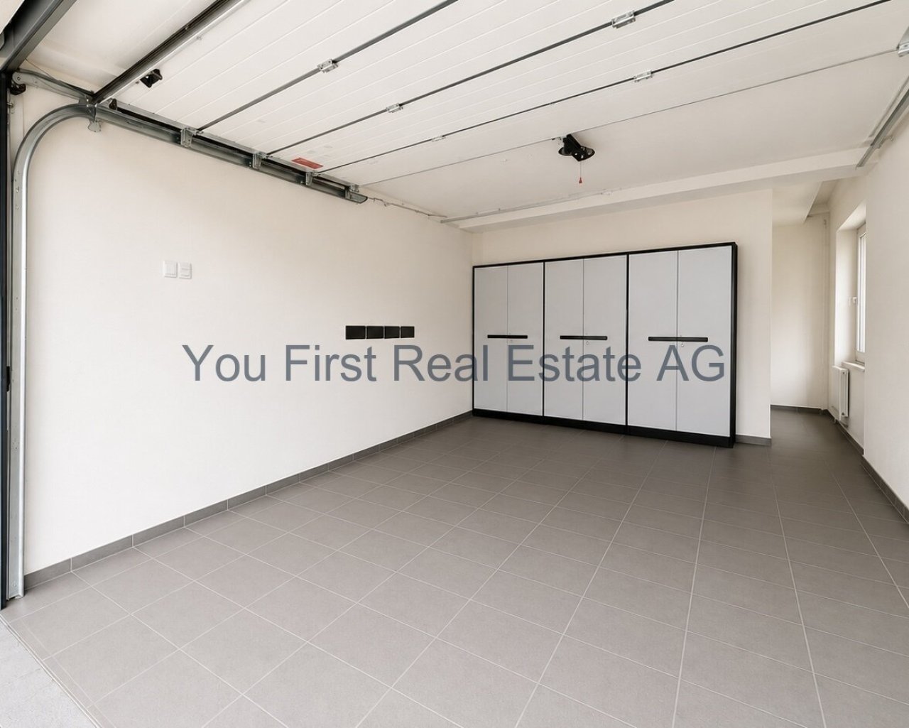 Garage mit hochwertigen Schranksystemen und LED-Deckenbeleuchtung