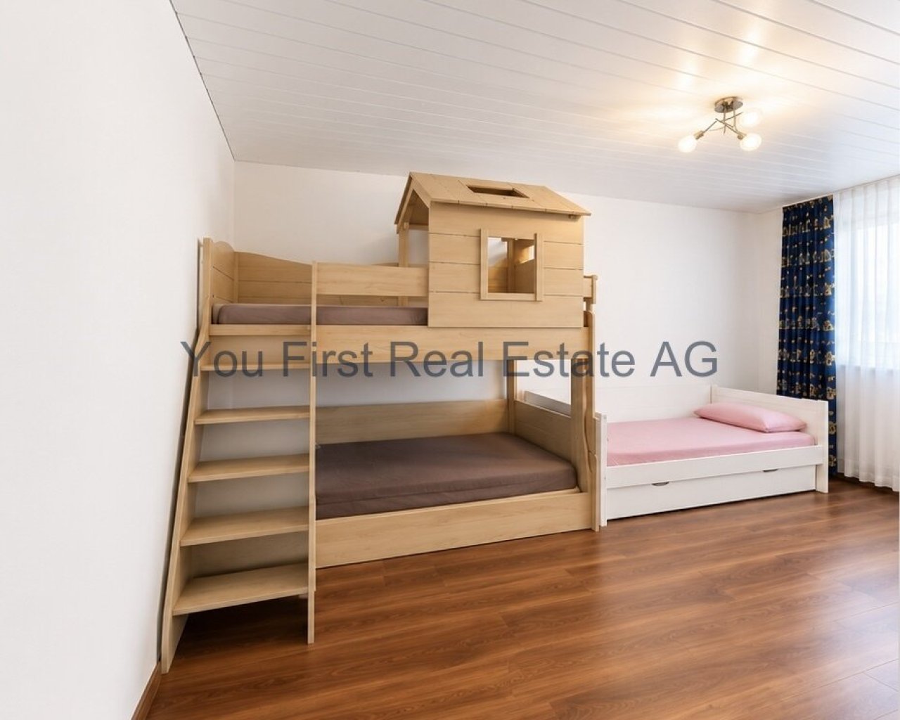 Kinderzimmer mit flexiblem Raumangebot und heller Deckengestaltung