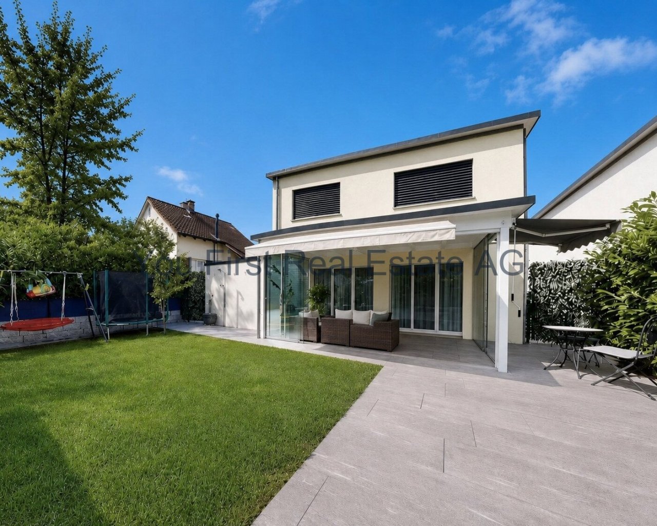 Modernes Einfamilienhaus mit großzügiger Terrasse und Wintergarten