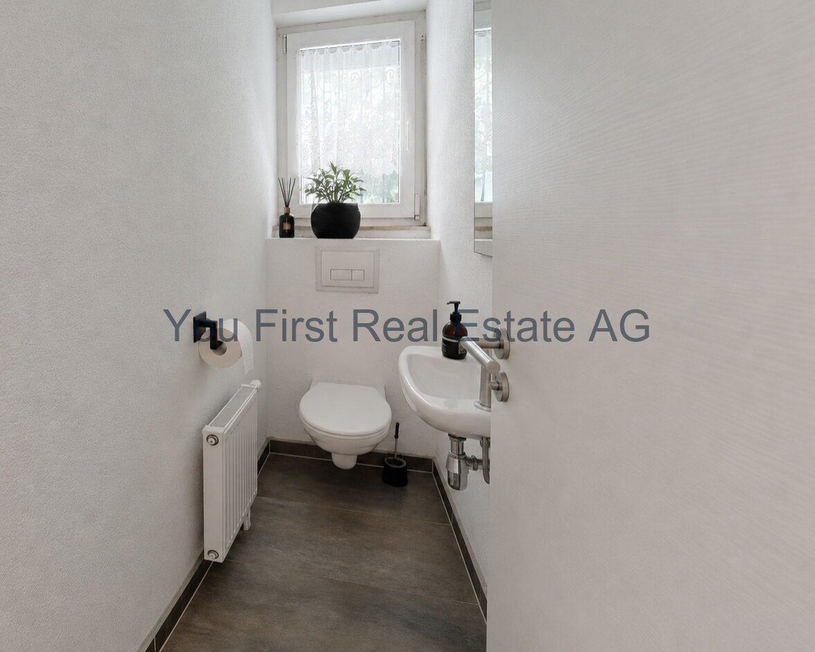 Gäste-WC mit Fenster und praktischer Ausstattung