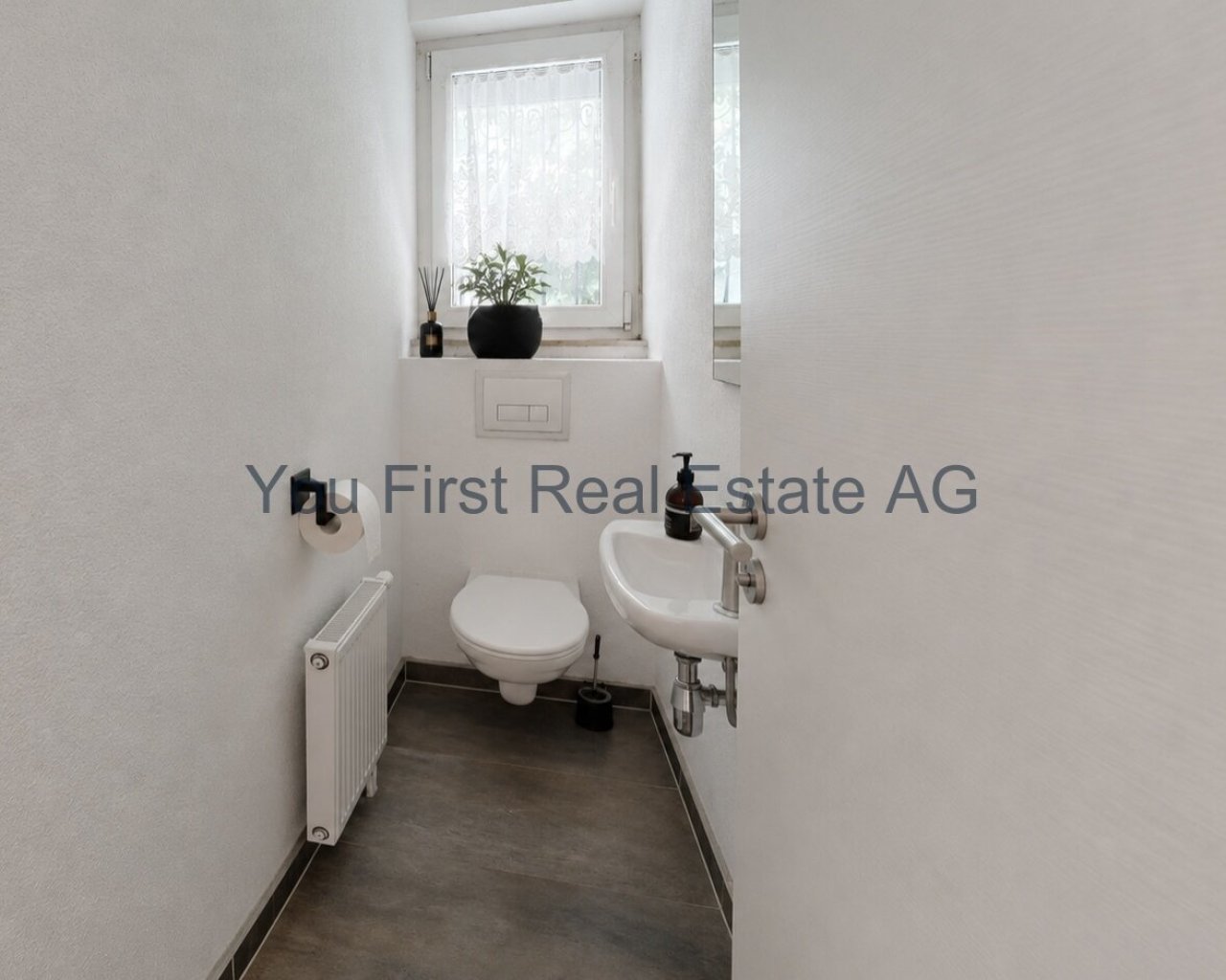 Gäste-WC mit Fenster und praktischer Ausstattung