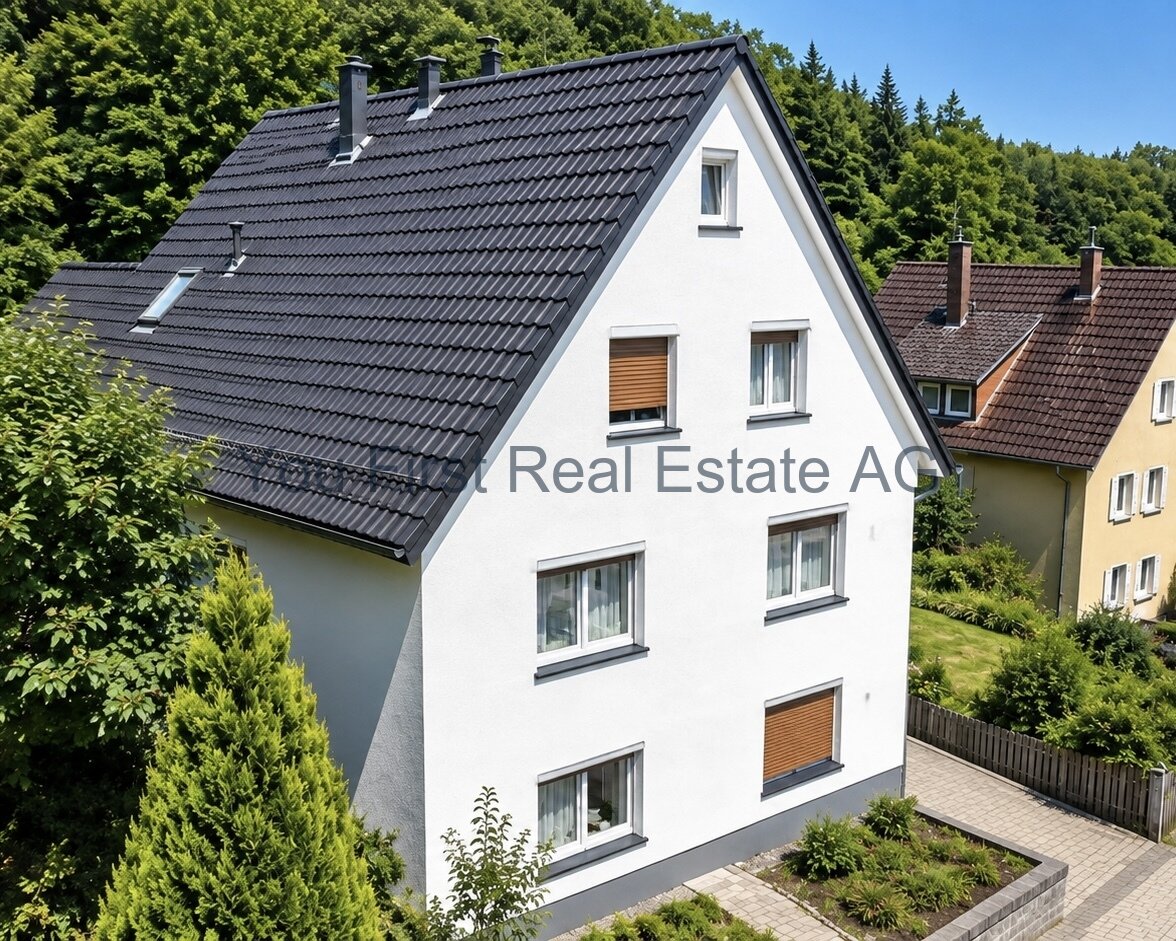 Moderne Architektur mit durchdachtem Fensterkonzept und hochwertiger Dacheindeckung