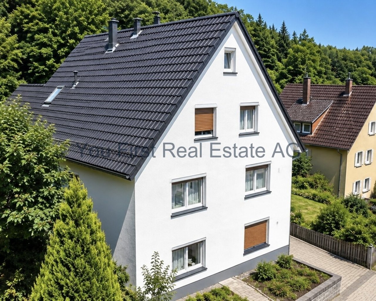 Moderne Architektur mit durchdachtem Fensterkonzept und hochwertiger Dacheindeckung