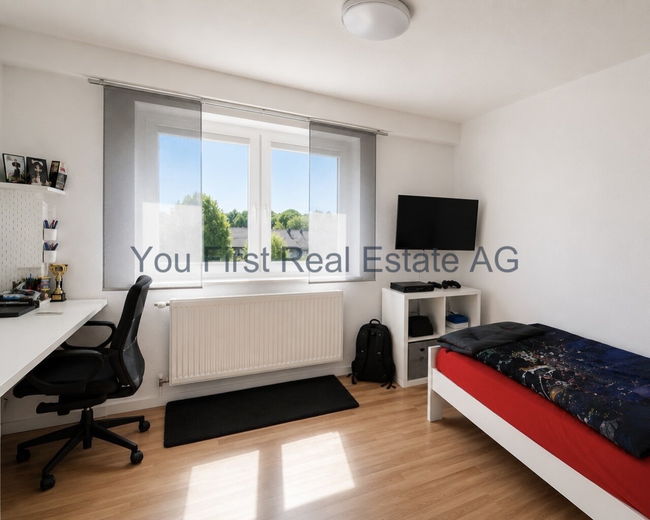 Helles Jugendzimmer mit großem Fensterfront und integriertem Arbeitsbereich