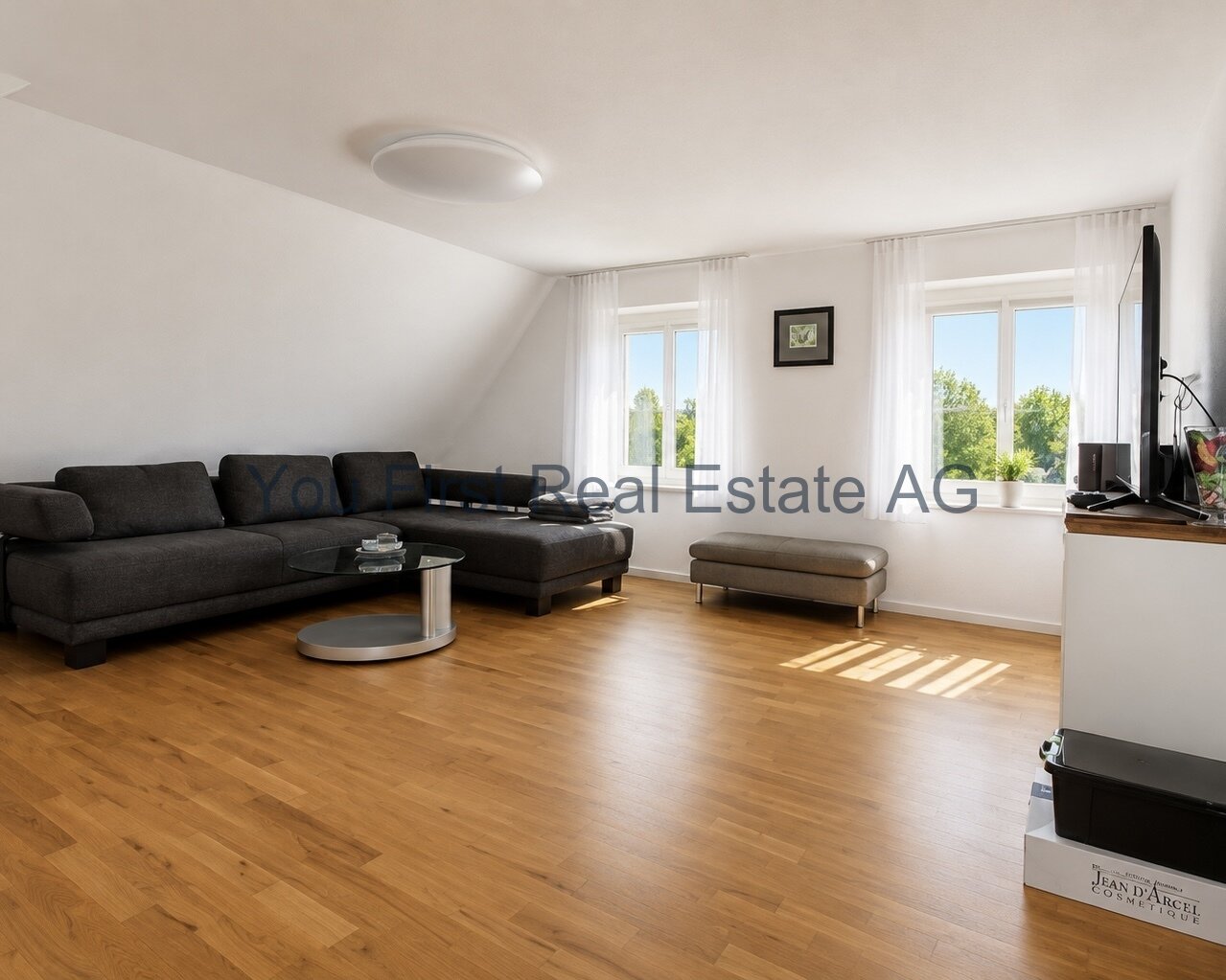 Helles Dachgeschoss-Wohnzimmer mit Panoramafenstern und Deckenspotlights