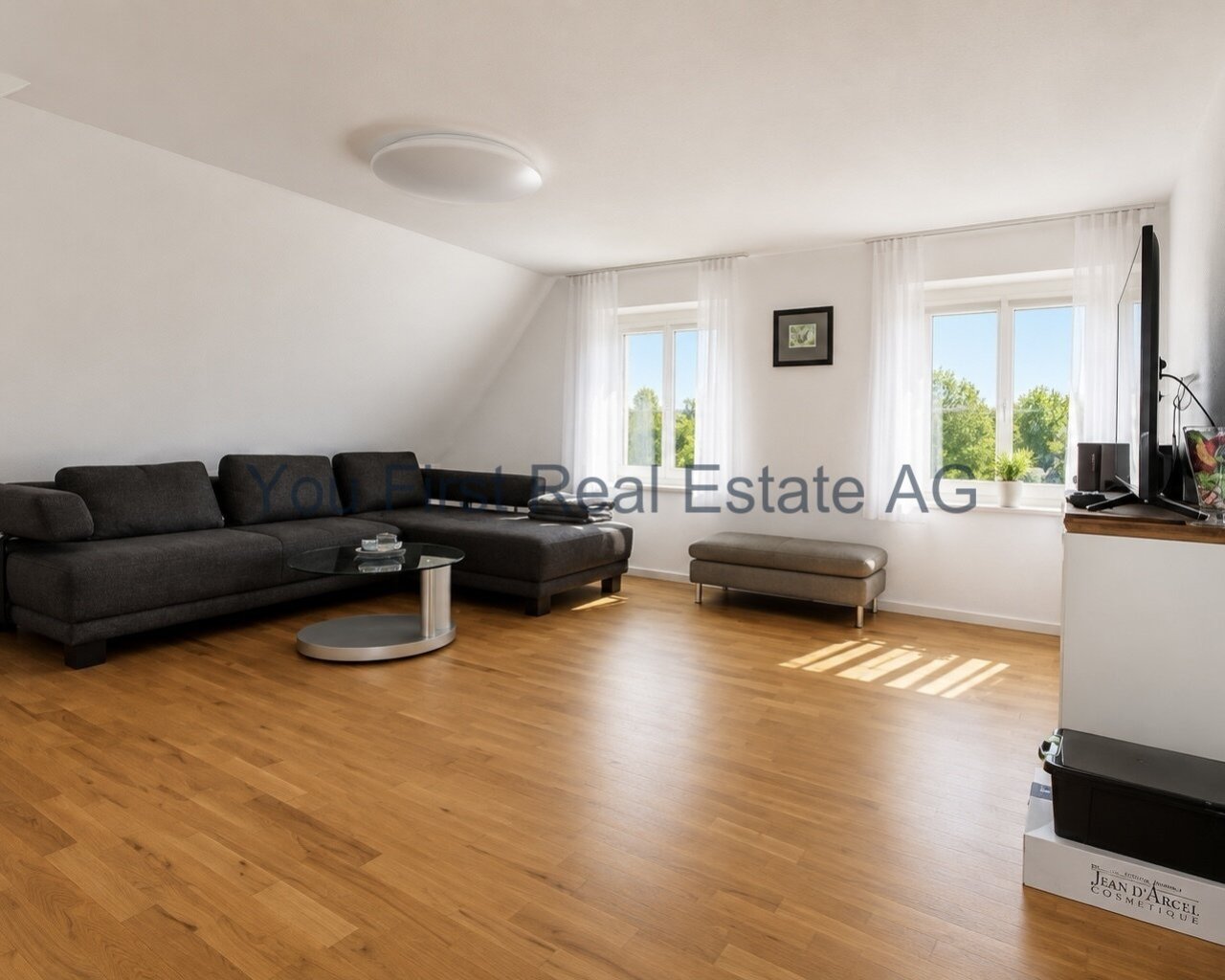 Helles Dachgeschoss-Wohnzimmer mit Panoramafenstern und Deckenspotlights
