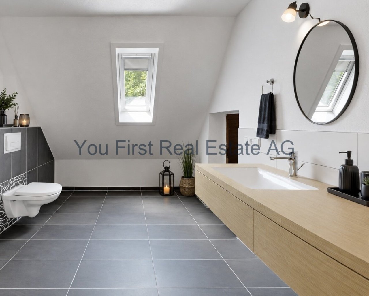 Modernes Badezimmer mit Dachfenster und hochwertiger Ausstattung