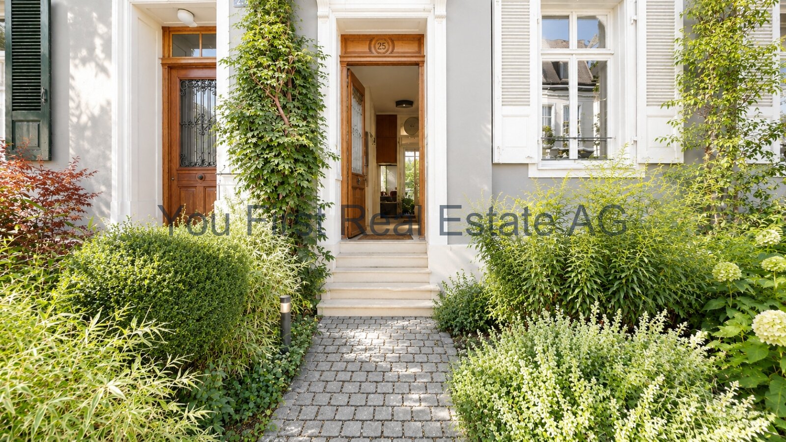 Eleganter Eingangsbereich mit Natursteinweg und privater Gartenanlage