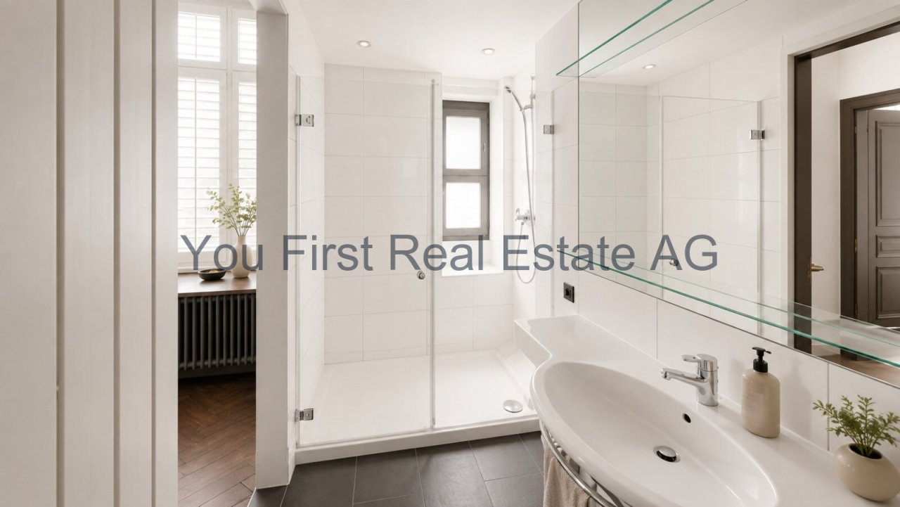 Modernes Badezimmer mit begehbarer Dusche und großflächigem Spiegelsystem