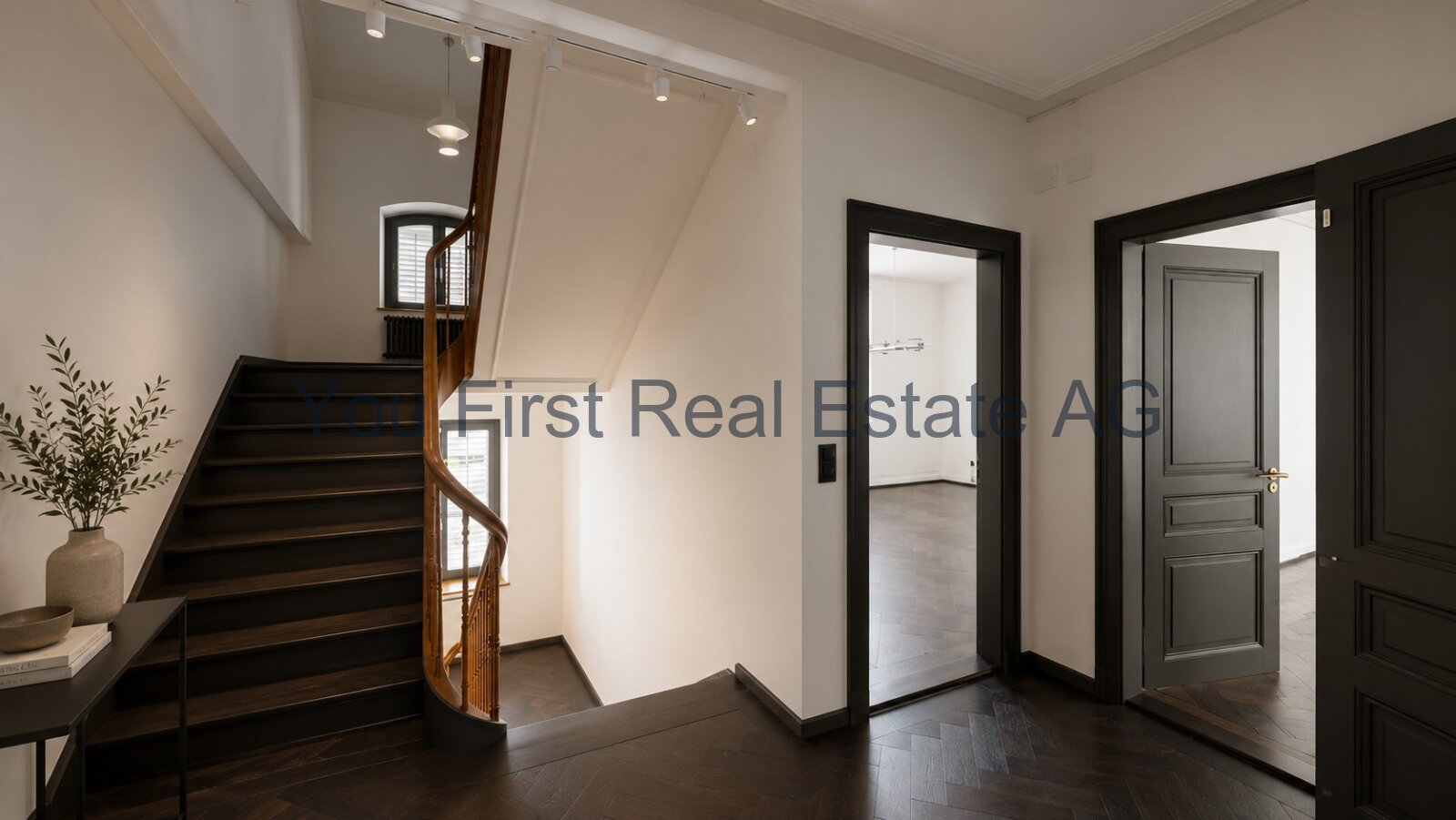 Eleganter Eingangsbereich mit Holztreppe und offener Raumgestaltung