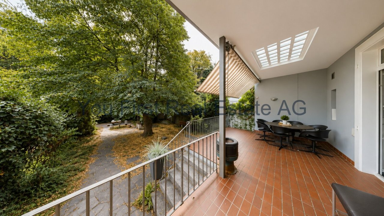 Überdachte Terrasse mit Skylight-Verglasung und Blick in den Privatgarten