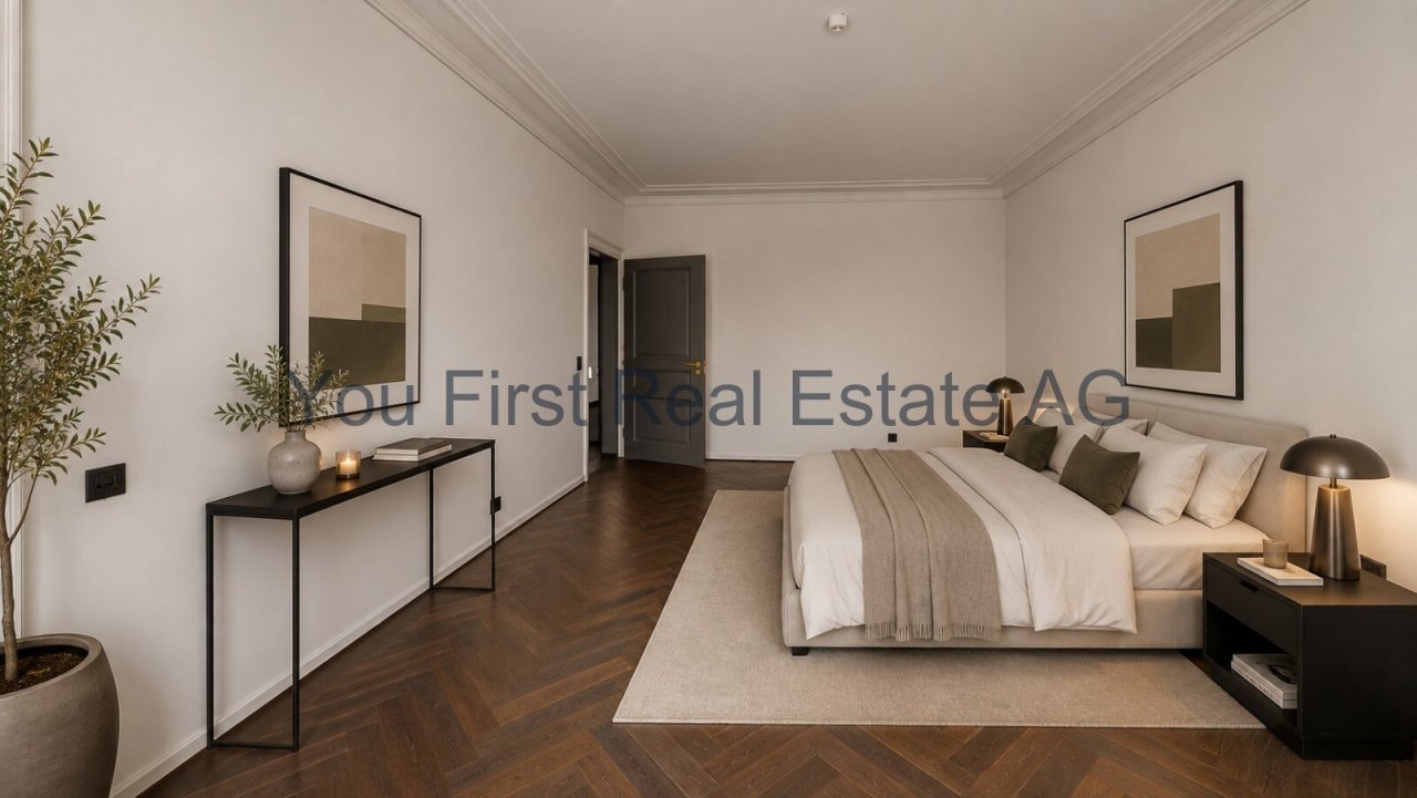 Geräumiges Hauptschlafzimmer mit Stuckdecke und eleganter Raumproportionierung