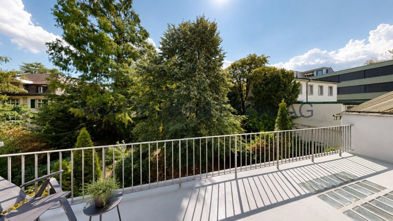 Moderne Dachterrasse mit Edelstahl-Geländer und freiem Blick ins Grüne