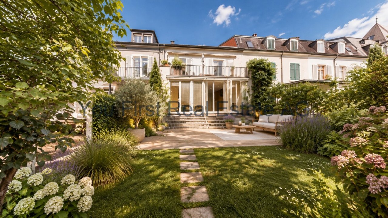 Elegante Gartenterrasse mit großflächiger Glasfront und direktem Zugang zum Wohnbereich