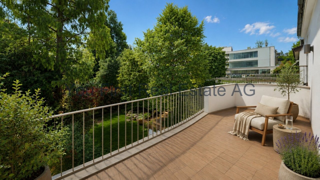 Weitläufige Terrasse mit Stahlgeländer und Panoramablick ins Grüne