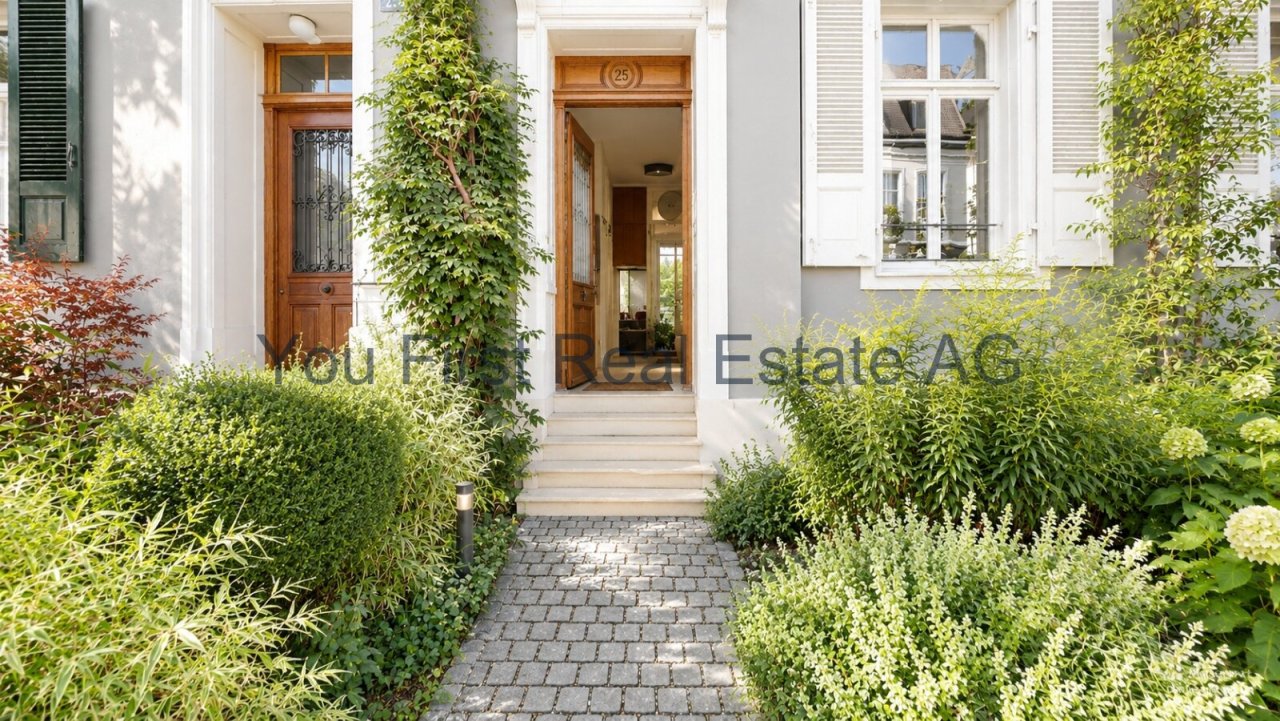 Eleganter Eingangsbereich mit Natursteinweg und privater Gartenanlage