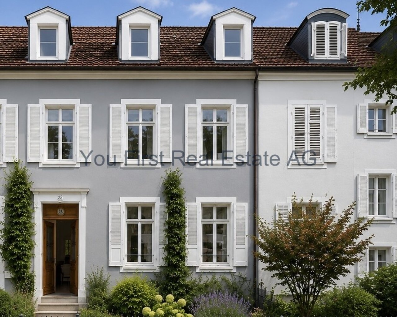 Klassische Fassade mit Mansardendächern und Gauben